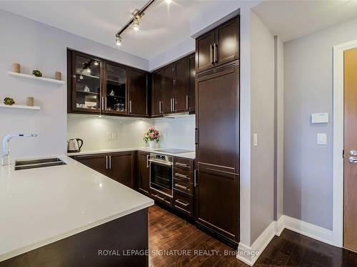 408-21 Clairtrell Rd, Toronto, ON - Indoor Photo Showing Kitchen With Double Sink With Upgraded Kitchen