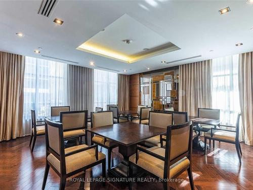 408-21 Clairtrell Rd, Toronto, ON - Indoor Photo Showing Dining Room