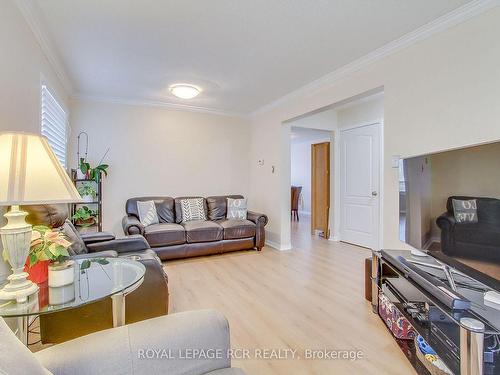 124 Hudson Cres, Bradford West Gwillimbury, ON - Indoor Photo Showing Living Room