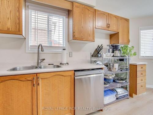 124 Hudson Cres, Bradford West Gwillimbury, ON - Indoor Photo Showing Kitchen With Double Sink