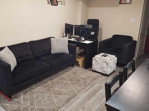 B-629 Dolly Bird Lane, Mississauga, ON - Indoor Photo Showing Living Room