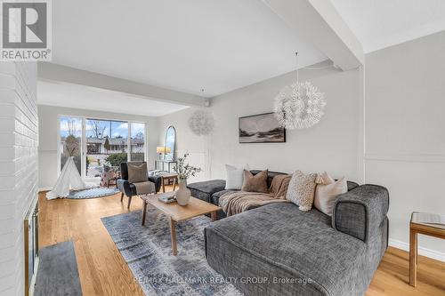 35 Bedale Drive, Ottawa, ON - Indoor Photo Showing Living Room