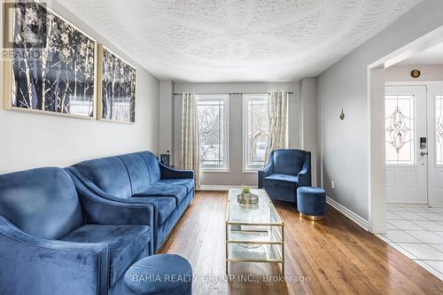 1 Glenayr Gate, Whitby, ON - Indoor Photo Showing Living Room