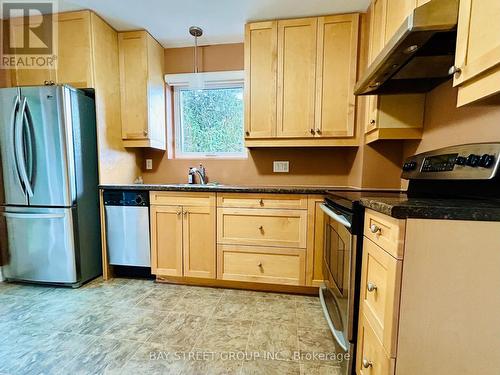 25 Glass Drive, Aurora, ON - Indoor Photo Showing Kitchen