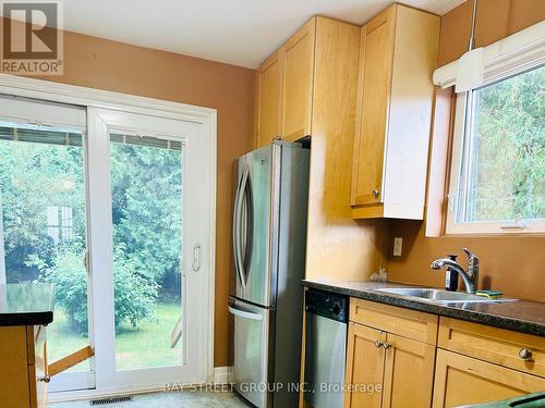 25 Glass Drive, Aurora, ON - Indoor Photo Showing Kitchen