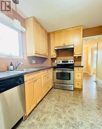 25 Glass Drive, Aurora, ON - Indoor Photo Showing Kitchen