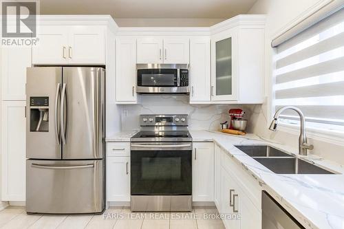 1386 Dallman Street, Innisfil, ON - Indoor Photo Showing Kitchen With Double Sink With Upgraded Kitchen