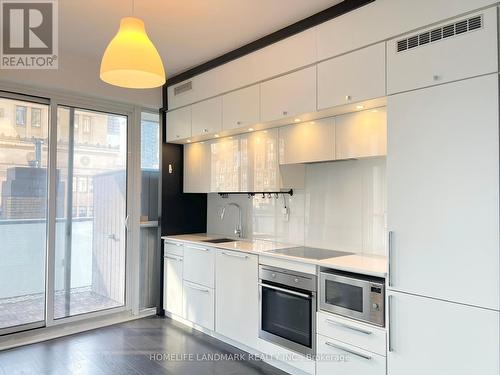 510 - 15 Grenville Street, Toronto, ON - Indoor Photo Showing Kitchen