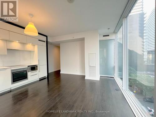 510 - 15 Grenville Street, Toronto, ON - Indoor Photo Showing Kitchen