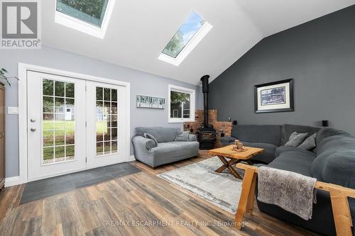 2118 Governors Road, Hamilton, ON - Indoor Photo Showing Living Room