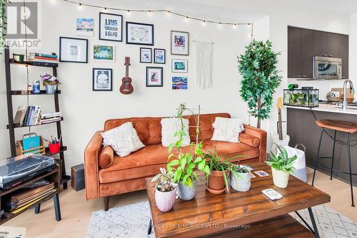 2107 - 30 Roehampton Avenue, Toronto, ON - Indoor Photo Showing Living Room