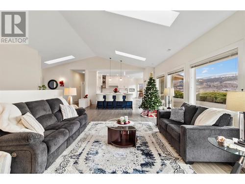 3361 Shuswap  E Road E, Kamloops, BC - Indoor Photo Showing Living Room