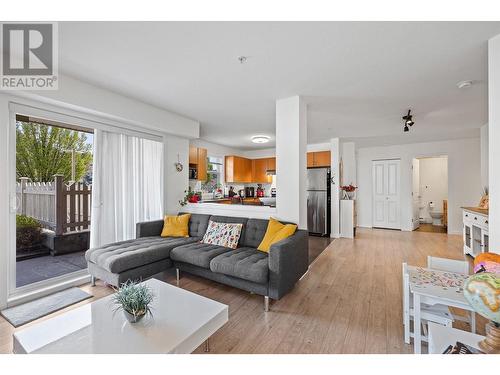 571 Yates Road Unit# 107, Kelowna, BC - Indoor Photo Showing Living Room