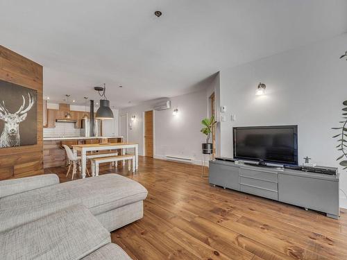 Vue d'ensemble - 608-82 Ch. Du Tour-Du-Lac, Lac-Beauport, QC - Indoor Photo Showing Living Room