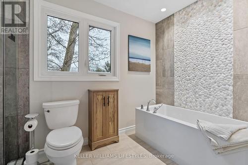 562 Grand View Avenue, London, ON - Indoor Photo Showing Bathroom