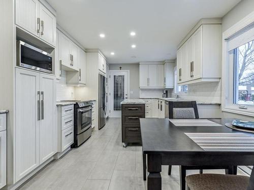 Cuisine - 44 Place Berlioz, Candiac, QC - Indoor Photo Showing Kitchen With Upgraded Kitchen