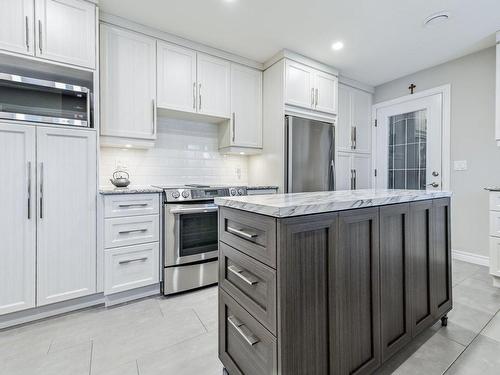 Cuisine - 44 Place Berlioz, Candiac, QC - Indoor Photo Showing Kitchen With Upgraded Kitchen