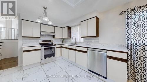 105 Fairglen Avenue, Brampton, ON - Indoor Photo Showing Kitchen