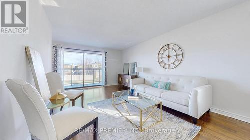 105 Fairglen Avenue, Brampton, ON - Indoor Photo Showing Living Room