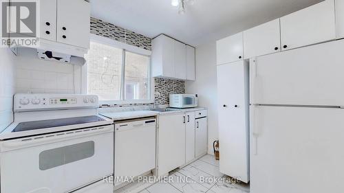 105 Fairglen Avenue, Brampton, ON - Indoor Photo Showing Kitchen