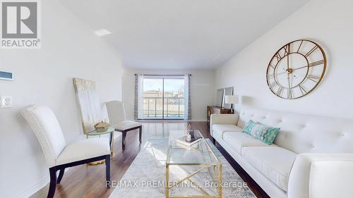 105 Fairglen Avenue, Brampton, ON - Indoor Photo Showing Living Room