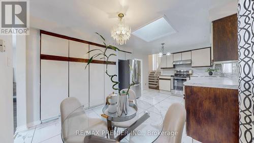 105 Fairglen Avenue, Brampton, ON - Indoor Photo Showing Kitchen