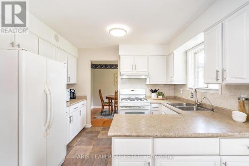 3 Artesian Avenue, East Gwillimbury, ON - Indoor Photo Showing Kitchen With Double Sink