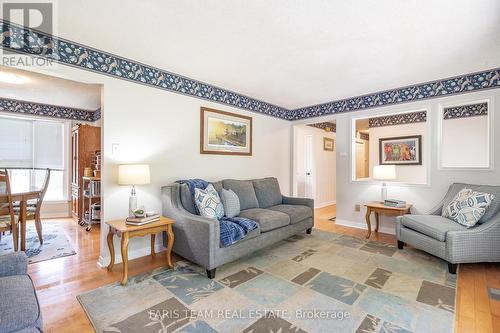 3 Artesian Avenue, East Gwillimbury, ON - Indoor Photo Showing Living Room