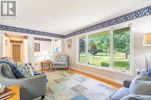 3 Artesian Avenue, East Gwillimbury, ON - Indoor Photo Showing Living Room