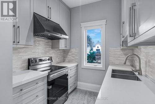 1370 Oak Lane, Mississauga, ON - Indoor Photo Showing Kitchen With Double Sink With Upgraded Kitchen