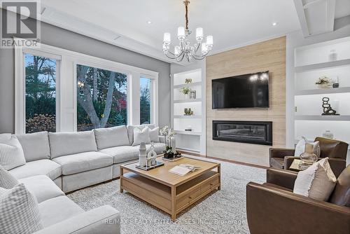 1370 Oak Lane, Mississauga, ON - Indoor Photo Showing Living Room With Fireplace