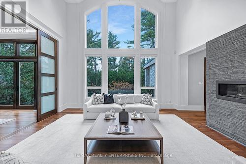 1370 Oak Lane, Mississauga, ON - Indoor Photo Showing Living Room With Fireplace