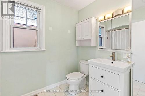 136 Brantdale Avenue, Hamilton, ON - Indoor Photo Showing Bathroom