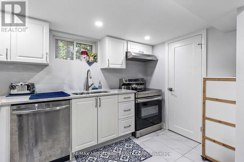 136 Brantdale Avenue, Hamilton, ON - Indoor Photo Showing Kitchen