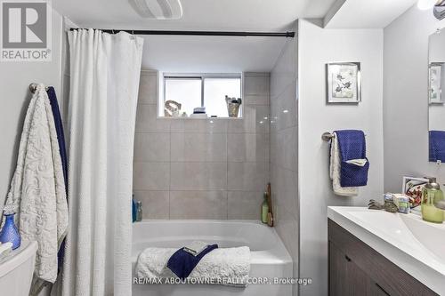 136 Brantdale Avenue, Hamilton, ON - Indoor Photo Showing Bathroom