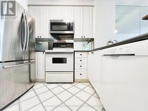 406 - 555 Yonge Street, Toronto, ON - Indoor Photo Showing Kitchen