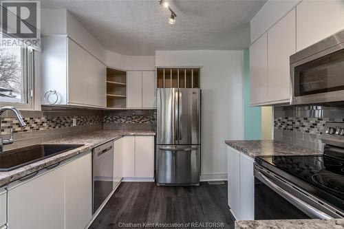 77 Spencer Avenue, Chatham, ON - Indoor Photo Showing Kitchen With Upgraded Kitchen