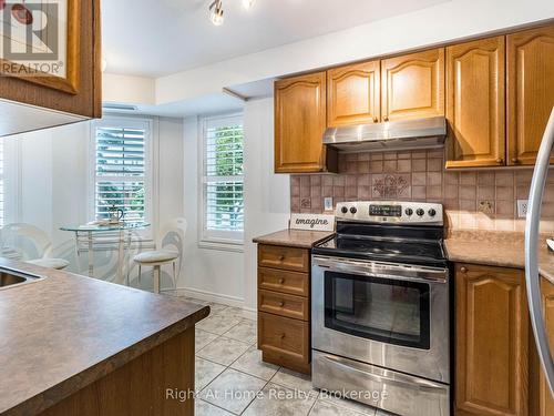 209 - 2301 Parkhaven Boulevard, Oakville (Uptown Core), ON - Indoor Photo Showing Kitchen With Stainless Steel Kitchen