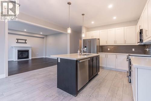 34 Lowry Court, Barrie, ON - Indoor Photo Showing Kitchen With Stainless Steel Kitchen With Upgraded Kitchen