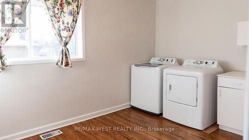 25 Norman Avenue, King, ON - Indoor Photo Showing Laundry Room