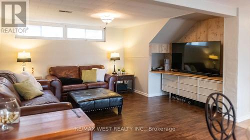 25 Norman Avenue, King, ON - Indoor Photo Showing Living Room