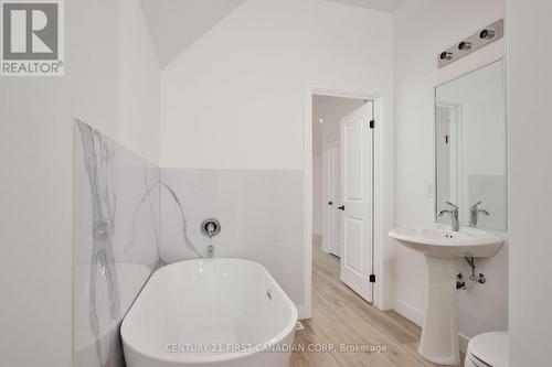 Primary Ensuite - 452 Woodman Avenue, London, ON - Indoor Photo Showing Bathroom