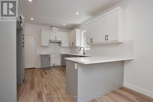 Kitchen - 452 Woodman Avenue, London, ON - Indoor Photo Showing Kitchen With Upgraded Kitchen