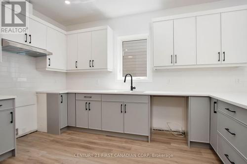 Kitchen - 452 Woodman Avenue, London, ON - Indoor Photo Showing Kitchen