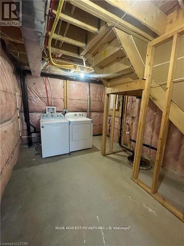 1266 Michael Circle, London, ON - Indoor Photo Showing Laundry Room