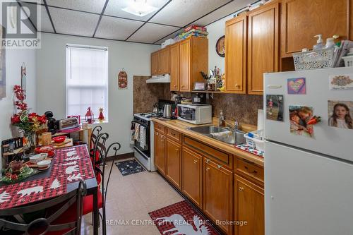 79 Front Street W, Strathroy-Caradoc (Nw), ON - Indoor Photo Showing Kitchen With Double Sink