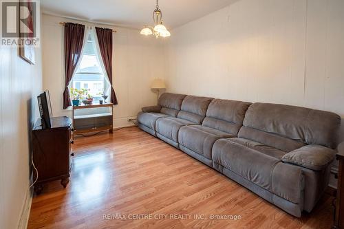 79 Front Street W, Strathroy-Caradoc (Nw), ON - Indoor Photo Showing Living Room