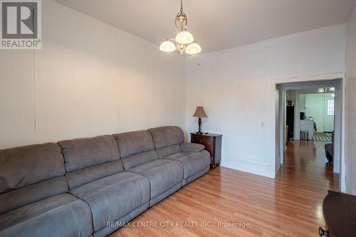 79 Front Street W, Strathroy-Caradoc (Nw), ON - Indoor Photo Showing Living Room