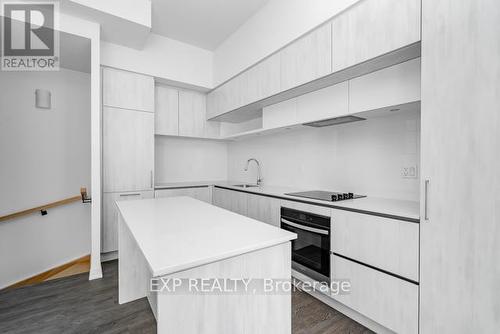 1110 - 12 David Eyer Road, Richmond Hill, ON - Indoor Photo Showing Kitchen