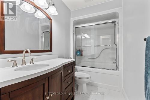 20 Dow Road, London, ON - Indoor Photo Showing Bathroom